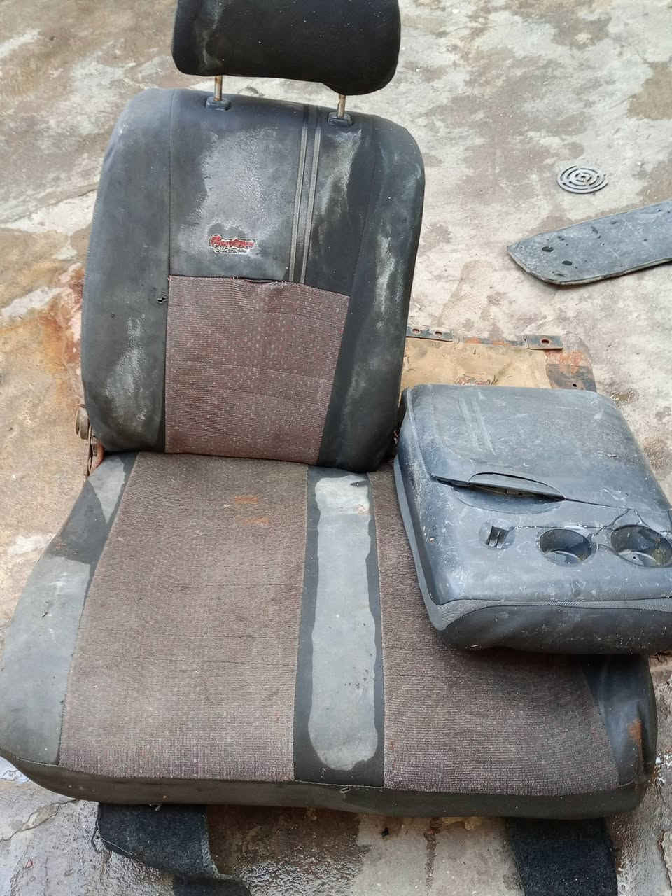 السلام عليكم كشن كيا نفرات هونداي مال النفر الفوم المحرك هو والقبق مالو نضيف حيل العنوان موصل جانب الأيمن سعر 70الف  ***********==***********
