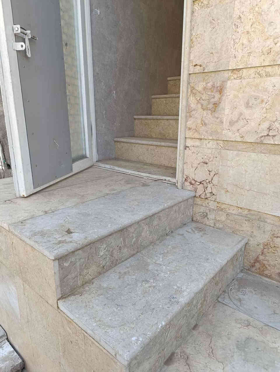 السلام عليكم مشمل للايجار الجمعيه قرب مول الحارث شقه جديده بناء حديث الاجار لعائله اصغيره /صاله/ومطبخ/ غرفه / صحيات / درج مرمر بناء جديد الشقه مكانه مميز الايجار ٤٥٠  بشهر استفسار اكثر الاتصال على الرقم ***********
