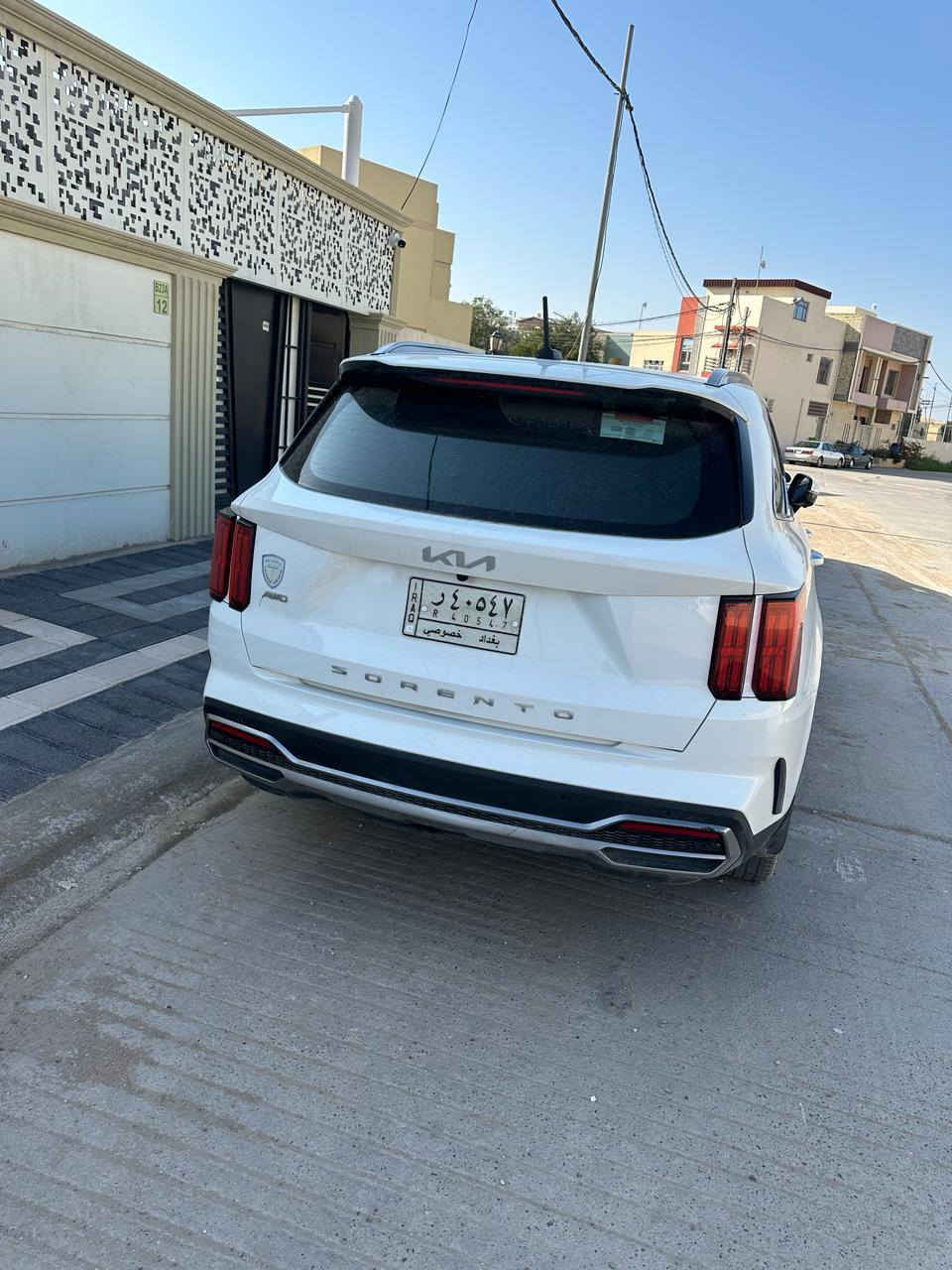 سلام عليكم سيارة سورنتو للبيع 2022 
فوول 1/1. 
5 كاميرات شاشة ديجيتل مواصفاته    
كشنات تدفئه تبريد + كهرباء 
تبريدهه ثلج ❄️ 

سقف بانورامي بالكامل 

ماشية 126 الف  حقيقي السياره 

السياره محافظ عليهه بانزين محسن  
السياره محركهه 6 اسلندر

سايد بريك كهرباء 

دفع رباعي فور ويل 

٤ انضمه قياده 

كير ماوس 

تخم تاير جديد
وارد خليجي 
البندي مبدل وكاله وبيها بارد بالجاملغ الخلفي 
الاستفار الاتصال على الرقم  ***********

 السعر 275
