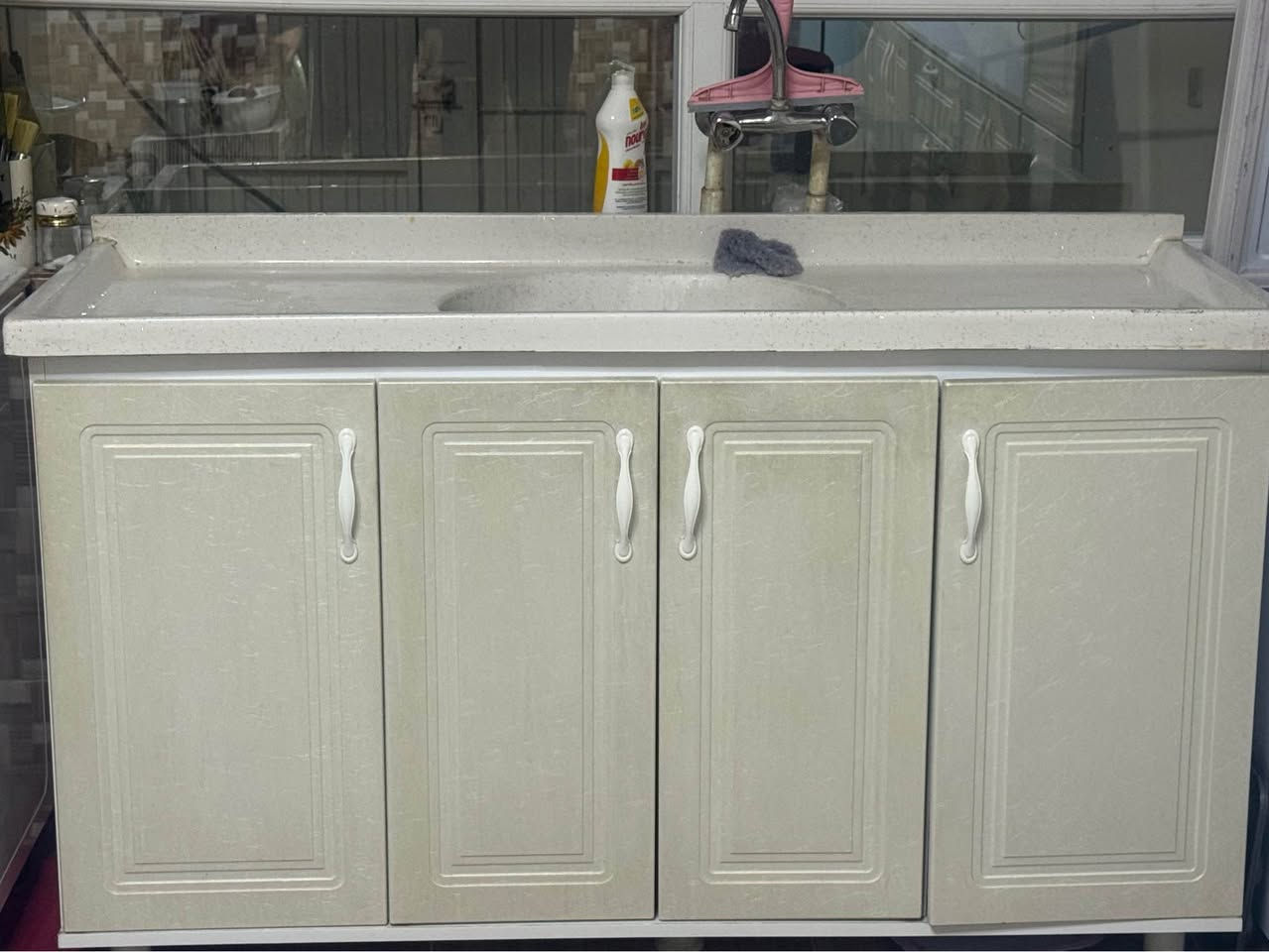 کەوانتەر بۆ فرۆشتن mdf ئەسلیە بازاری نیە زۆر پاکە بەردی مەغسەلەکەی کەمێک شکاوە 
نرخی ٥٠٠ هەزار و معامەلە 
*********** السليمانية, العراق
