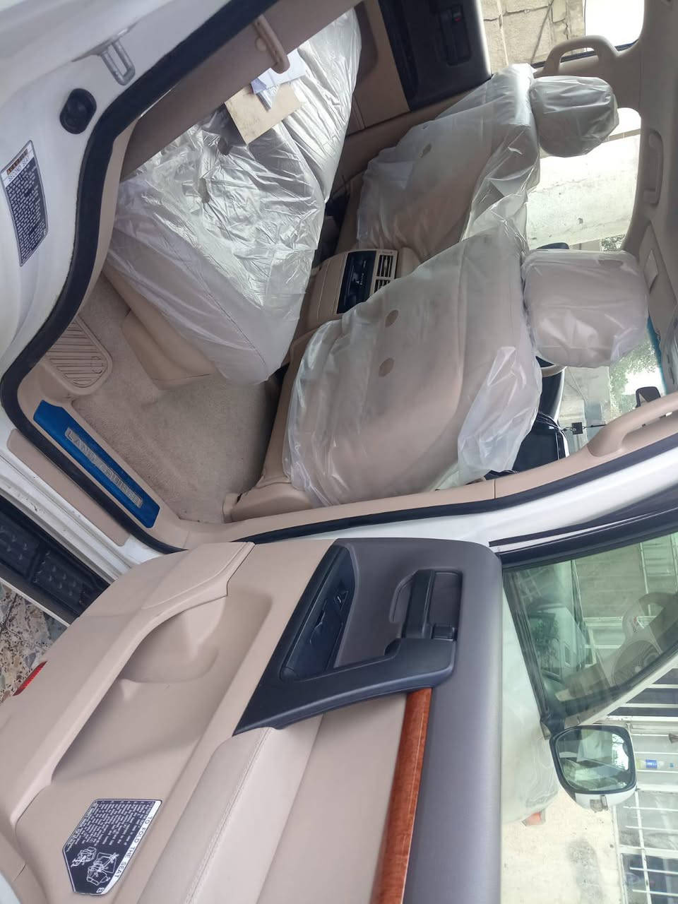 السلام عليكم للبيع لأندكروز موديل 2015 ابريم اصلي رقم بغداد الجديد دولي بسمي تحويل ثاني يوم مكفولة كفاله عامه
فول مواصفات 1/1
حساس امامي
حساس خلفي
بصمه تشغل
بصمه اوبواب
فتحه سلايت
كشنات جلد اصلي
كشن كهرباء اتلاث حركات
محرك 6 سلندر
تشغيل عن بعد
8 ايرباك 
زراكات لايت 
مري شفط و قلاب 
مثبت سرعه 
سبعه راكب 
ثلاث قطع تبريد 
تحكمات ستيرن كامله 
كامرة دوارة
مطفايه حريق 
وباقي مواصفات معروفه. 
ماشيه (109) إلف حقيقي شرط الفحص سعر السياره (395) $ورقه وبيها مجال مكاني بغداد البلديات 
اللاستفسار على رقم ***********
