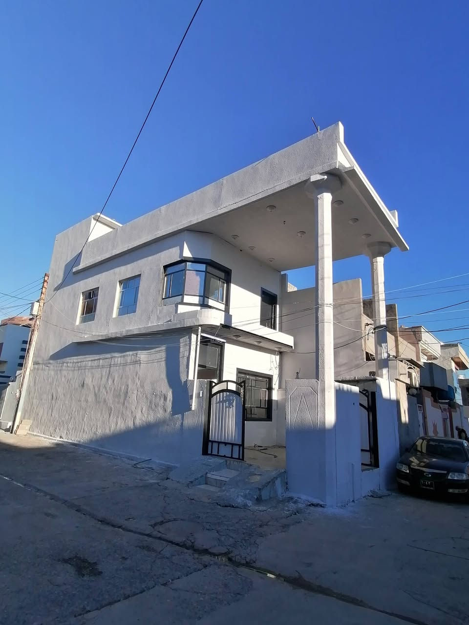 ئەم خانوە بۆفرۆشتن نرخی زۆر گونجاوە
لەگەڕەکی بنگردە ڕوکنە تازە تەعمیرکراوە
هیچی وای ناوێت مەسرەفی لەسەربکەیت
ماڵی فەقیرە کارەباو ئــاوی ســـــفــرکراوە
ڕەستـەوخــۆ بیکـە بەناوی خـــــــــــۆتــەوە
نــرخــی 385 گڵاو مەجـالیشی تـیـایــــــــە
*********** ڕووبەری 80 مــەتــــــرە
