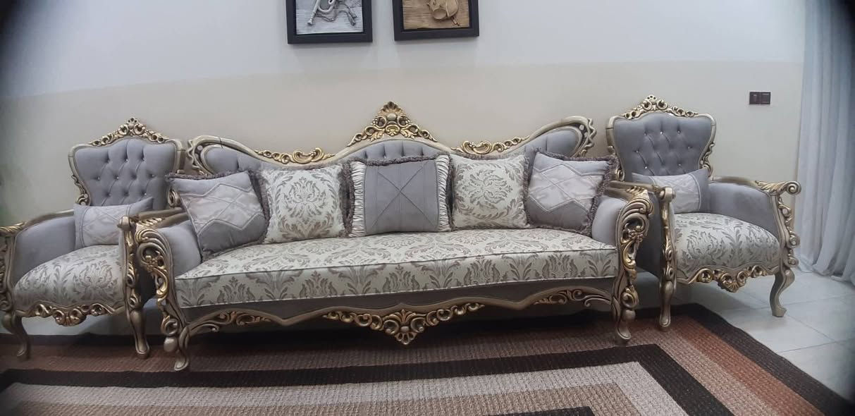 السلام عليكم تخم قنفة كلاسك فينوس نظيف جدا  ٤ صغير ٢ كبيرالوصل موجود بوكته بيش مشتريه   السعر مليون و٢٥٠ ألف الشراي يتصل ***********
