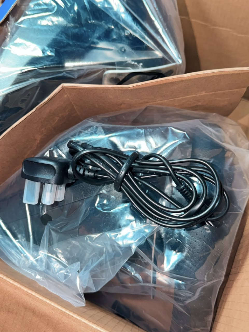 للبيع: دركسون Logitech G29 (جديد زيرو)
🏎️ للبيع: دركسون Logitech G29 (جديد زيرو)
السلام عليكم شباب..
عندي دركسون Logitech G29 Driving Force للبيع، الجهاز غني عن التعريف لمحبي المحاكاة والسباقات (هجولة، فورزا، يورو تراك).
📝 تفاصيل الجهاز:
• الحالة: جديد زيرو، فقط مفتوح من الكرتونة للتأكد من المحتويات (بعده بليبلاته).
• الملحقات: الكرتونة كاملة مع المقود (الستيرن)، الدواسات (البريك والبنزين)، وكل الوايرات الأصلية.
• التوافق: يشتغل على PS5, PS4, PC.
⚙️ المميزات:
• نظام Force Feedback بمحركين (تحس بكل رجمة وطسة بالشارع).
• جلد أصلي وخياطة يدوية، ملمس فخم جداً.
• عتلات تبديل نمرة (شفتات) خلف المقود.
💰 السعر: [250 الف]
📍 المكان: [اربيل]
🚚 التوصيل: [يوجد توصيل / أو الاستلام مباشر]
للتواصل: راسلني على الخاص أو اتصل على الرقم: [***********]
