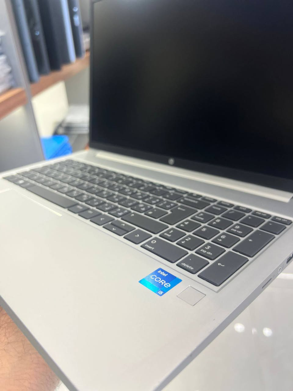 سووبر سلم 🔥

HP ProBook 450 G8

💯 نسبة نضافة عالية جداً

📌 المواصفات:
⚙️ المعالج: Intel Core i5 الجيل 11 فئة G7 (أداء سريع وممتاز للشغل والدراسة)
🧠 الرام: 8GB DDR4 قابل للتطوير
💾 التخزين: 256GB SSD M.2 سريع وقابل للتطوير
🎮 كرت الشاشة: Intel Iris Xe Graphics 
🖥️ الشاشة: 15.6 إنج Full HD – صورة واضحة وألوان جميلة

🔌 المنافذ:
USB ×3 + USB-C (يدعم الشحن والعرض) + HDMI + LAN + مدخل سماعة

🔐 المميزات:
✔️ بصمة إصبع (Fingerprint)
✔️ تصميم سوبر سلم وأنيق
✔️ شحن تايبسي 
✔️ بطارية جيدة للاستخدام اليومي(تدوم 5 ساعات)
السعر 425.000 ألف


**إذا كنت صاحب هذا الإعلان وتريد حذفه لأي سبب، رجاءا أرسل رسالة إلى الدعم الفني**
