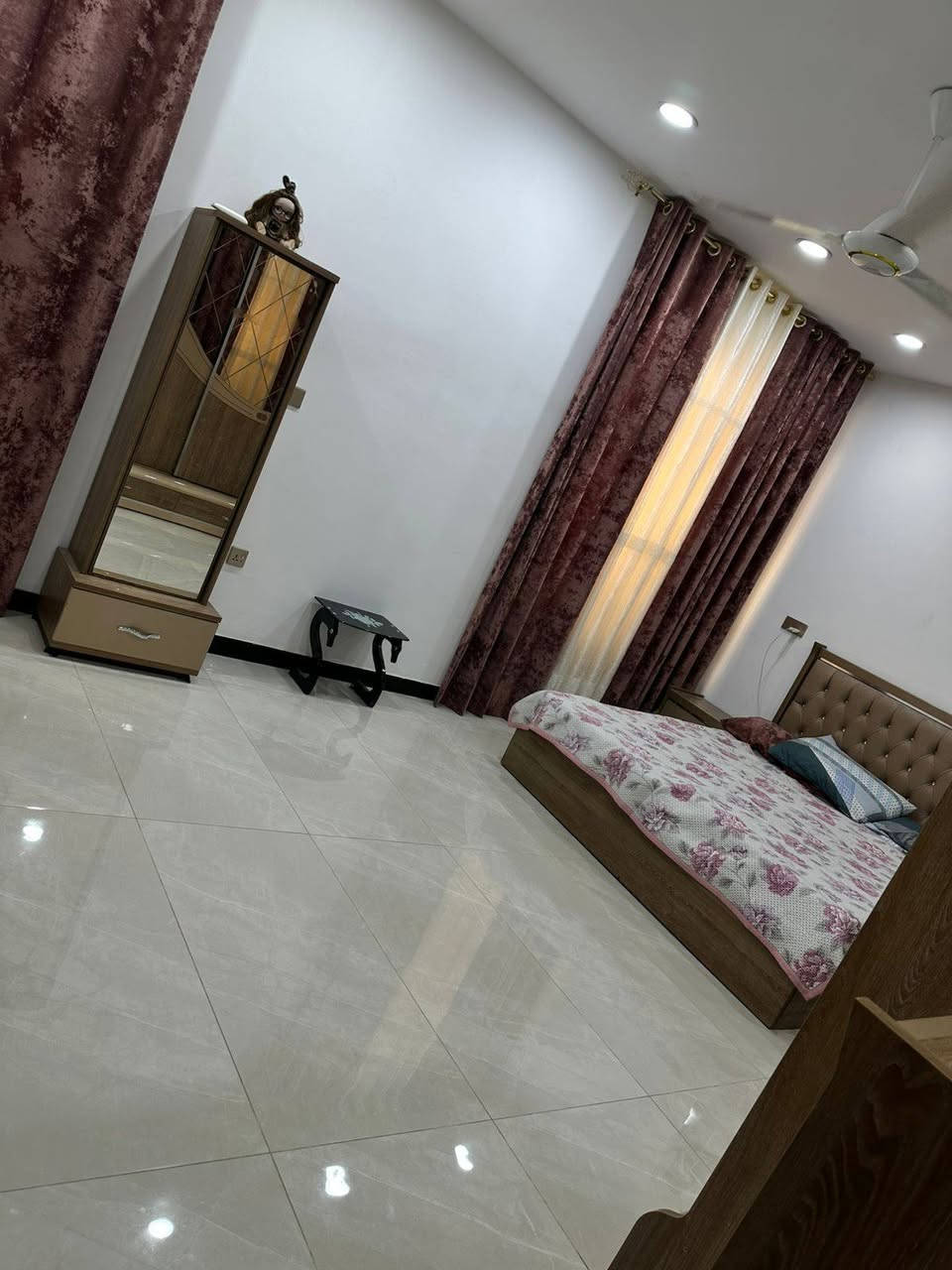 السلام عليكم ورحمه الله وبركاته
للبيع في شارع الجنابي دار مساحة 100 متر مودرن حديث طابقين ونص جديد بناء درجة أولى يحتوي على طرمه وخدمات خارجية +صالة +حولي مطبخ وخدمات ومنور ودرج وغرفه

الطابق الثاني يحتوي على حولي كبير +غرفتين وحمام+الطابق الثالث غرفه .وحمام

يحتوي أيضا على (في الكراج. ميزانية الكهرباء +ماطور الماء +جزامة +منظومة غاز. كلهن دفن بالحائط )

+ جميع غرف البيت من ضمنه المطبخ منضومة تقطير سبالت + منضومة كاميرات + الانترنت + الستلايت أيضا دفن. + كل البيت فيه نقاط وطني معزول. 

#للإستفسار

راسل الصفحة خاص او واتس اب 

اتصال ☎️ / واتس اب 📱 

 ***********
