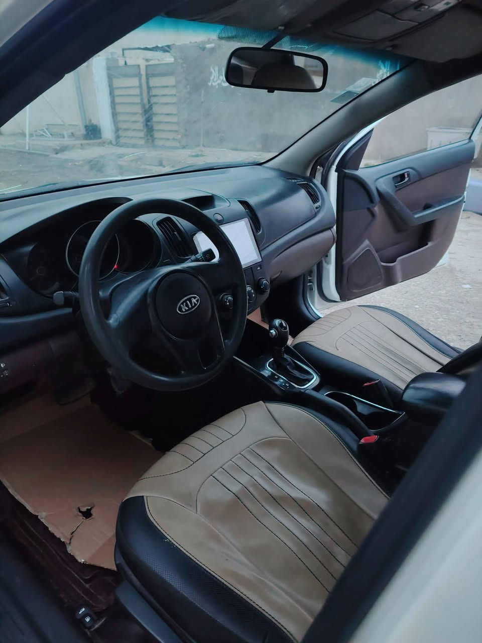 السلام عليكم كيا سيراتو 2012خليجي حادثها جاملغ الأيسر الخلفي وشبر من الجنطه وحداديه جديده و السياره مكفوله من كير مكينه كهربائيات السياره مال جناي عارضها 95وبيعا مجال حك الجيه 
***********
مكان السياره بغداد حي الاعلام
