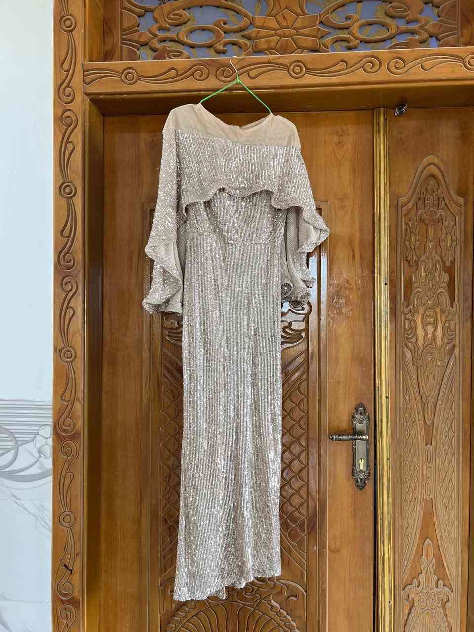 فستان يلبس قياس ٣٨و٤٠ 
سعر ٢٥
كلش حلو بالبس 
احذية ذهبي وفضي قياس ٣٧
سعر الحذاء ١٠
الي تشتريهم سوا كلهم يصيرون 
٤٠ الف


**إذا كنت صاحب هذا الإعلان وتريد حذفه لأي سبب، رجاءا أرسل رسالة إلى الدعم الفني**