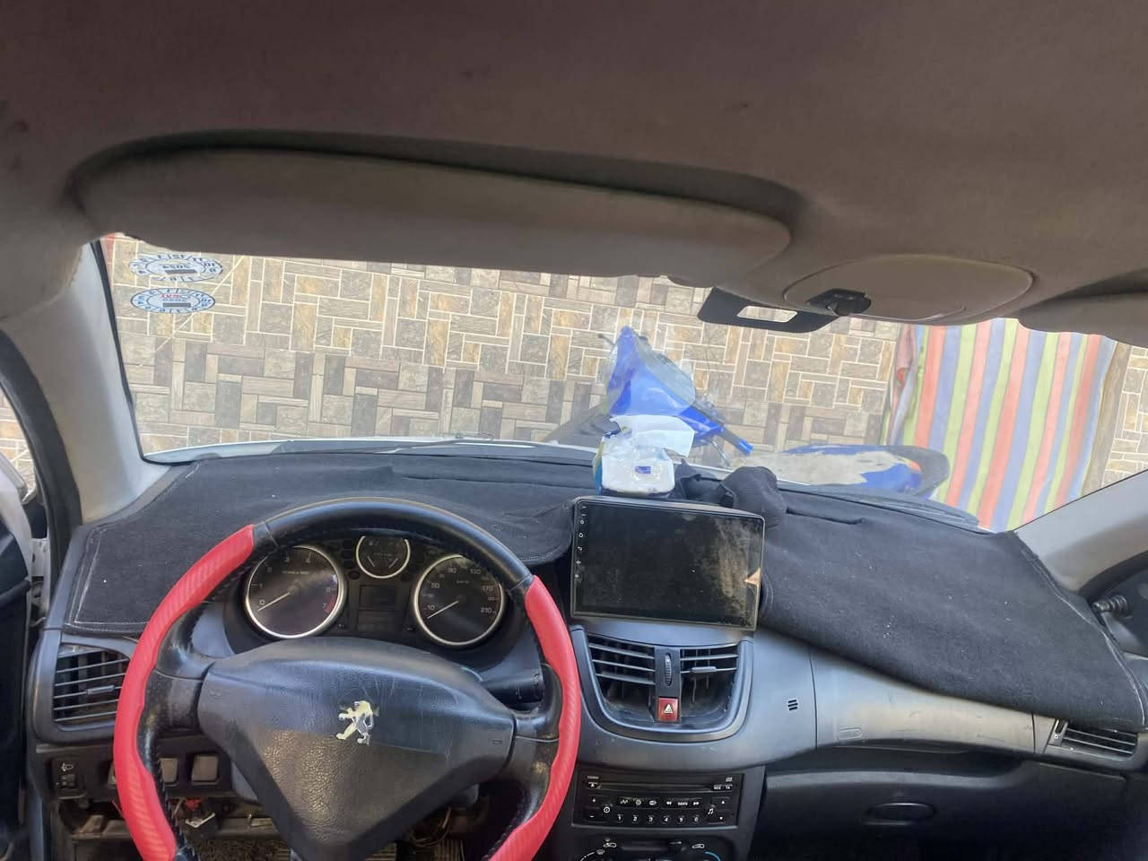 السلام عليكم عندي بيجو ٢٠١٢فرنسي السياره جاهزه من كلشي للبيع او مراوس ابيئم للاستفسار ***********
