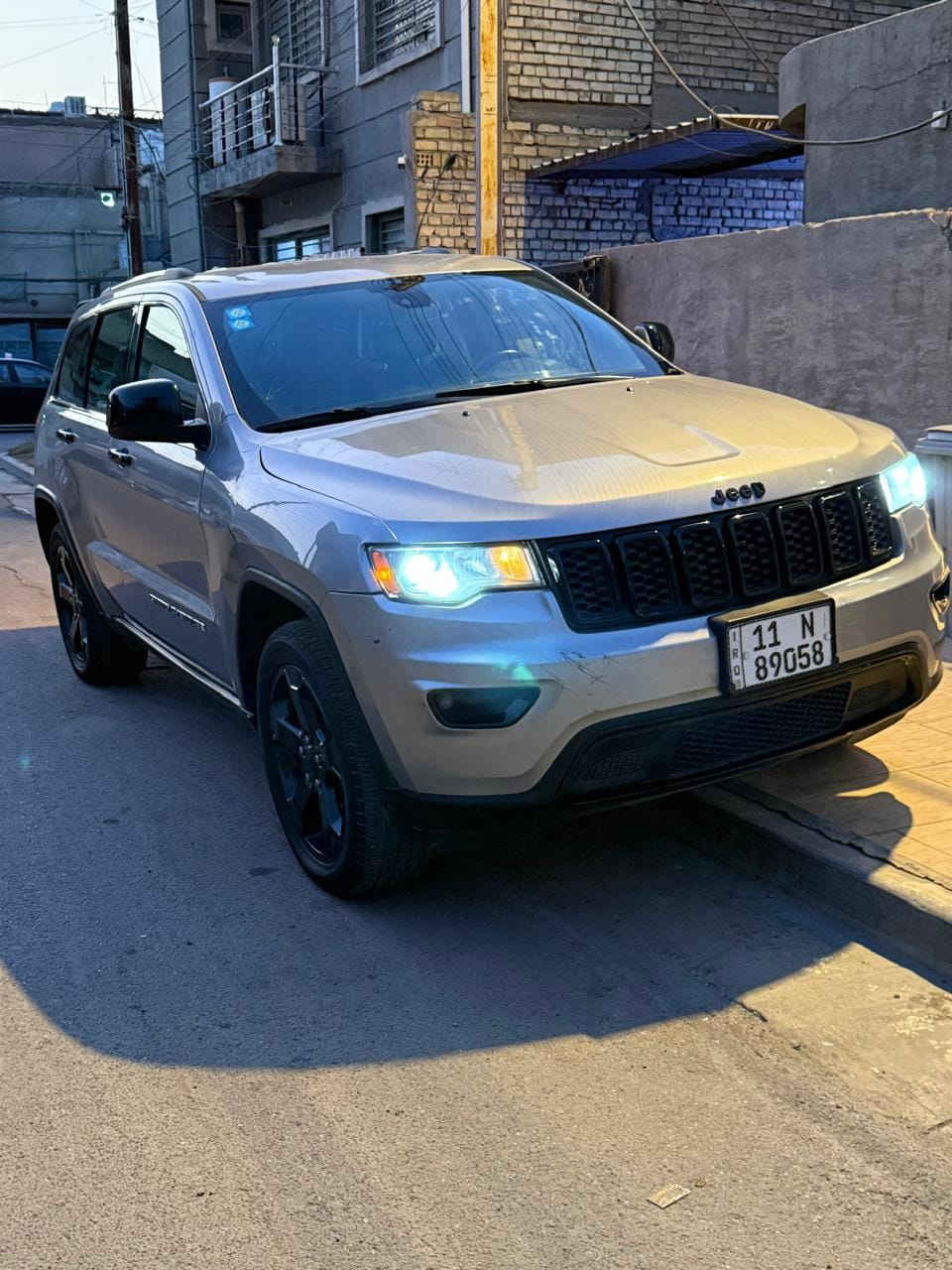 السلام عليكم ورحمة الله وبركاته للبيع فقط جيب كراند شيروكي موديل ٢٠١٩ وارد أمريكي حادثها بنيد وجاملغ جهة السائق مبدلات ومصبوغات فقط بدون دواخل أبد وبيها الجاملغ الثاني طخة جدا بسيطة موضحة بالصور بعدها على وضعها السيارة فول مواصفات عدا الفتحة كراسي تدفئة تبريد كرسي السائق كهرباء رادارات جانبية وهيترات بالمري توقف ذاتي وستيرن تدفئة والباب الخلفي كهرباء ودمام بالجنطة الخلفية وبيها هواي مواصفات بعد مبينة بالصور السيارة جداً نظيفة محدثة بلاك توب تحديث مميز ماشية ١٠٦ الف وكلشي موضح بالصور مكانها بغداد حي العامل وللاستفسار هذا رقمي *********** وسعرها جداً مناسب ١٧٨ سعر مال موديل ١٤ وآسف للإطالة وممنون من الجميع
