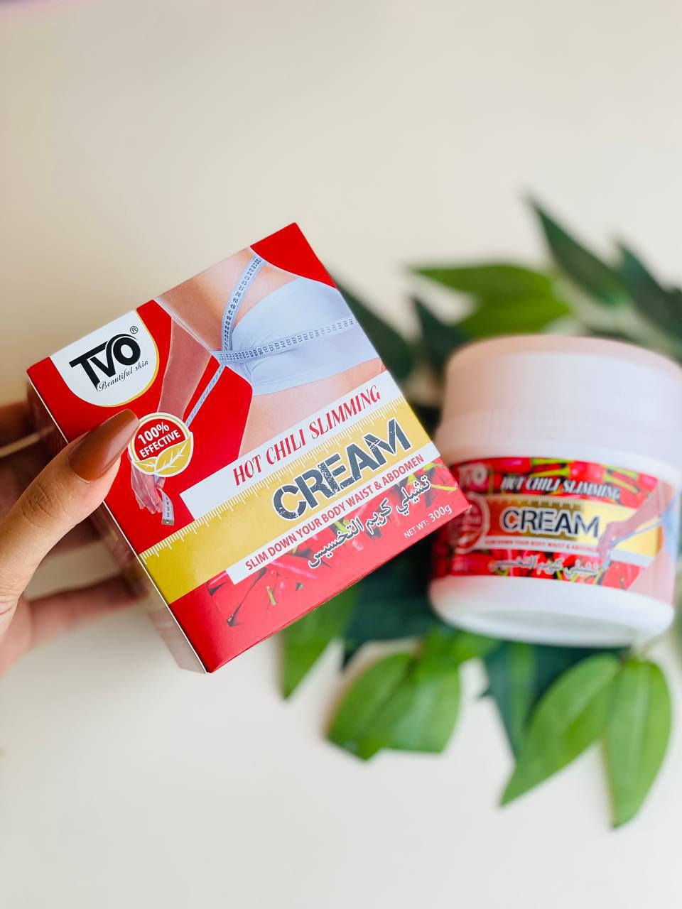كريم "TVO Beautiful Skin Hot Chili Slimming Cream" (كريم التنحيف بالفلفل الحار).
يُستخدم هذا المنتج لتقليل الدهون في منطقة الخصر والبطن. 

تعتمد فكرة المنتج على استخدام مكونات مثل الفلفل الحار والزنجبيل لتحفيز حرق الدهون وزيادة تدفق الدم في المناطق المستهدفة. 

يمكن أن تشمل الآثار الجانبية المحتملة إحساسًا مؤقتًا بالحرارة أو الحكة أو الاحمرار. 

يُوصى عادةً باستخدام كريمات التنحيف مرتين يوميًا للحصول على أفضل النتائج، مع الاستمرار في الاستخدام لمدة تتراوح بين شهرين وثلاثة أشهر.


**إذا كنت صاحب هذا الإعلان وتريد حذفه لأي سبب، رجاءا أرسل رسالة إلى الدعم الفني**