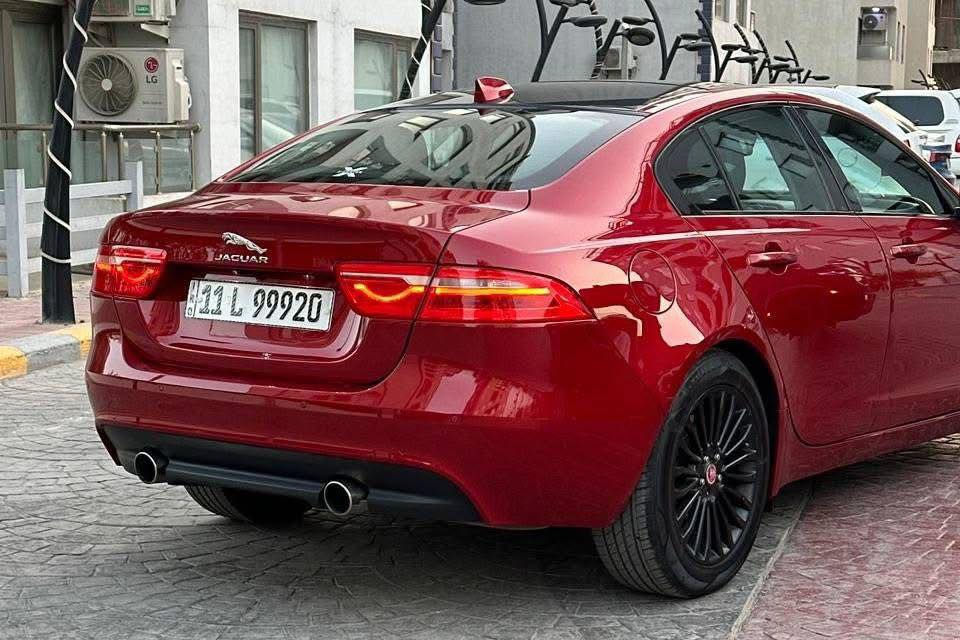 جاكوار 2018 فول مواصفات 
Xe
بانورما تحكمات 
كير ماوس 
شاشه لمس 
كرسي كهرباء 
فول الفول 
محرك 2000
ماشيه 52 
حادثها  فقط بنيد تبديل والجاملغ صبغ 
سياره نصبتها حلوه 
ناقصها فقط طبله 
مراوس حسب القناعه 
السعر 128 بيها مجال بسيط 
المكان زيونه 
***********
