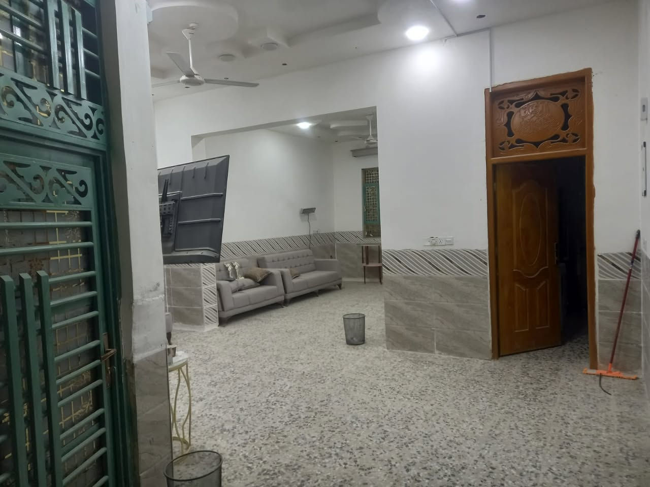 بيت للايجار  كامل ومؤثث  المساحة / 225م طابوصرف في بابل - البكرلي الأولى  - قرب موكب السفير خدمات كاملة قريب جداً من الشارع العام بناء حديث درجة أولى يتكون من مطبخ واستقبال وهول غرفتين ومجمعات صحية خارجية وداخلية وكراج وحديقة  - الشارع مجاري وعرضه 8 متر    دفع الايجار سعر الايجار 600 

 وتساب واتصال  ***********
