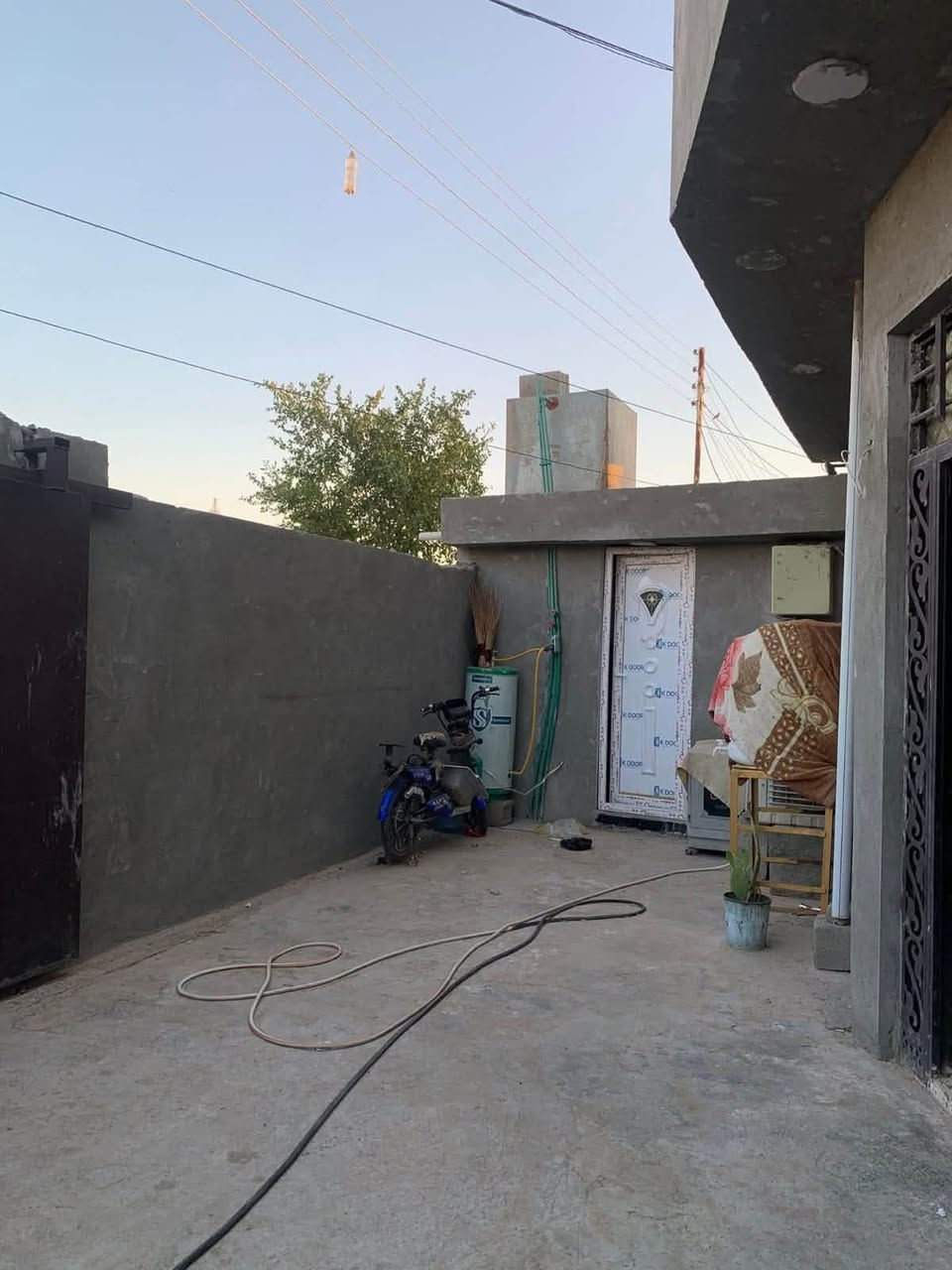 السلام عليكم بيت البيع 
في حي الفرسان 
مساحه 200
السعر 55
غرف 2
المطبخ5×4
ربعه 6×4
صاله4طول 7
رقم.***********
