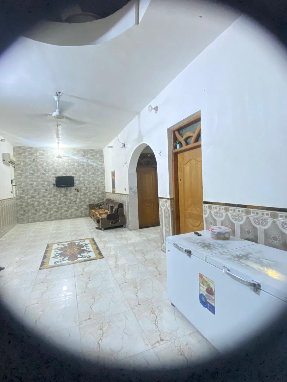 بيت للبيع في منطقة العزه القديمه  المساحه 220متر    يتكون هول +غرف2+استقبال+مطبخ حمام خارجي +حمام داخلي+حمام خارجي+حمام داخلي+محل
الرقم ***********
