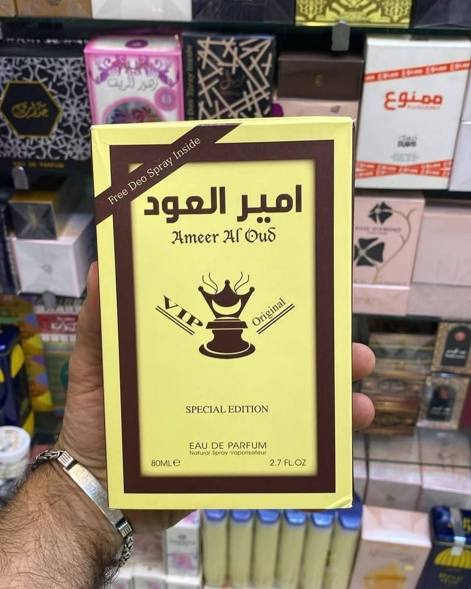 ✨ عطر أمير العود VIP (إصدار خاص)،  عطر شرقي للجنسين من إنتاج شركة فرجرانس وورلد (Fragrance World) الإماراتية 🇦🇪💯 . يشتهر هذا العطر برائحته الخشبية العميقة التي تعتمد بشكل أساسي على العود، ويُعتبر خياراً شائعاً لمحبي العطور الفخمة والثقيلة بأسعار مناسبة.

💎 عطر أمير العود VIP (Special  Edition)
يتميز هذا الإصدار بتركيبة عطرية غنية تجمع بين الدفء والجاذبية:
مقدمة العطر: خشب العود (العود)، الورد، والباتشولي.
قلب العطر: القرفة، العنبر، الأرز، مع نفحات إضافية من العود.
قاعدة العطر: خشب الصندل، المسك الأبيض، طحلب البلوط، والعود.
النوع: أو دو بارفان (Eau de Parfum).
الحجم: 100 مل.
الاستخدام: يُفضل استخدامه في  المناسبات نظراً لقوة ثباته وفوحانه العالي.  
✨ ثبات عالٍ يدوم لفترات طويلة على الجلد والملابس.
✨ يأتي في زجاجة سوداء أنيقة مع غطاء ذهبي مميز يعكس طابع الفخامة "VIP".
بديل اقتصادي: يُعتبر خياراً ممتازاً لمن يبحث عن رائحة العود الفاخرة التي تشبه العطور النيش الغالية بأسعار اقتصادية
#الاصلي المنشأ إماراتي 🇦🇪💯


**إذا كنت صاحب هذا الإعلان وتريد حذفه لأي سبب، رجاءا أرسل رسالة إلى الدعم الفني**