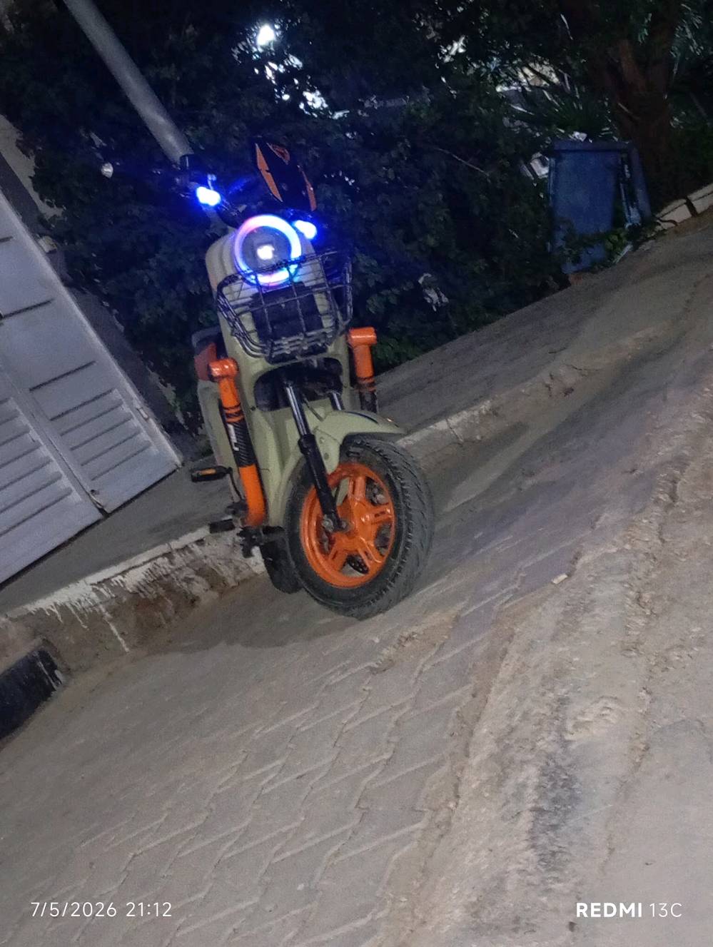 بايسكل شحن h900موديل 2025شهر 12يوم 25جديد كلش فول مواصفات علي تزويد دبلات خلفيه رياضي او عنبار رياضي عقل موديل 2026ثلاث سرع 75البايسكل اطيك بل باتريات ضمان سنه