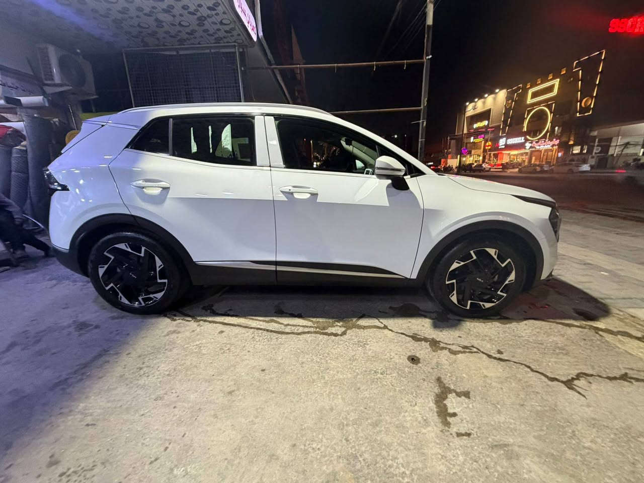 يالله
السلام عليكم 
 للبيع سبورتاج موديل 2024
فول عده الفتحه
شاشه كبيره
 حساسات امامي خلفي
كشن جلد
كشنات كهربائي 
جنطه كهرباء 
مري شفط
ويل 18
بيها مبدل راجز بشركه وا شخط بلباب الامامي الايمن عكس السايق 
غير هاي سياره مكفوله كفاله عامه
رقم بغداد 
تحويل ثاني يوم
السعر 22وا800وبيها مجال 
السياره ماشيه 10الف
للاستفسار الاتصال على الرقم التالي 
***********
***********
