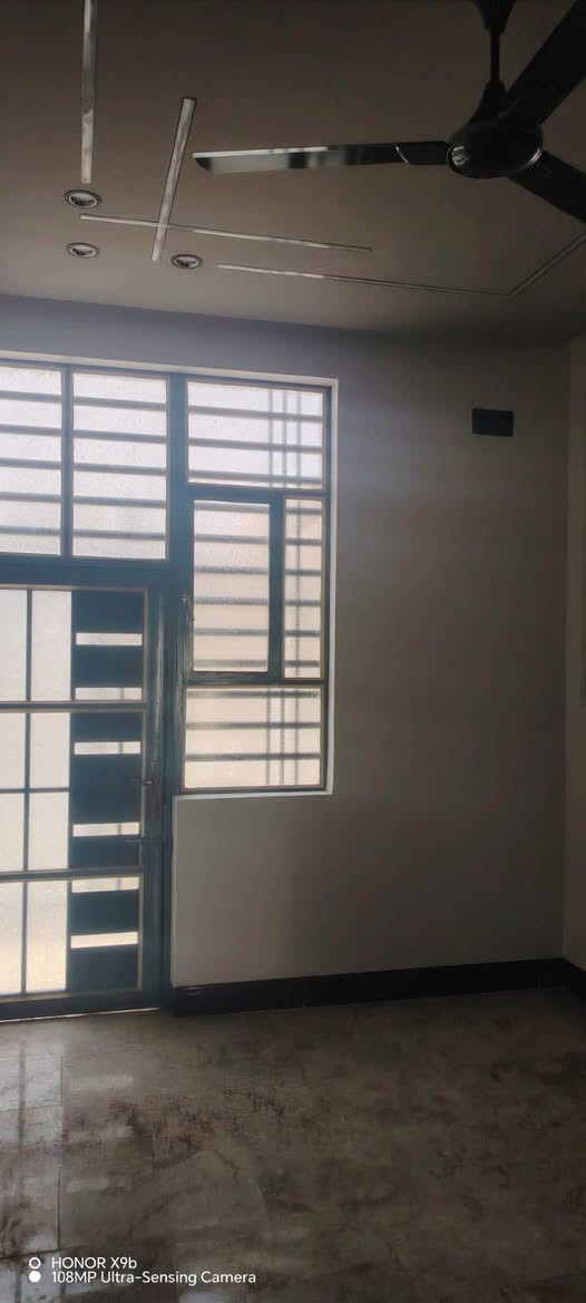 ‏بيت لبيع مساحته ١٠٠ متر طابق ونص 
‏ثلاث غرف وصالتين واستقبال وصحيات ثلاث 
‏عنوانه شارع عشرين سعره ١٨٠ بيه مجال للاستفسار مكتب بركات ام البنين ***********
‏
