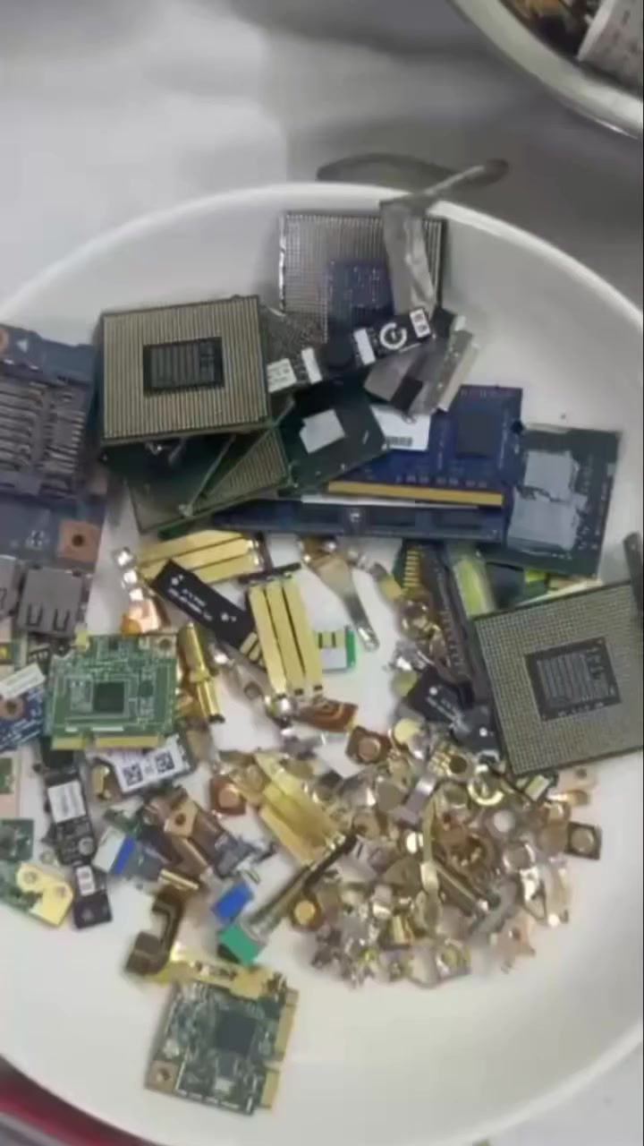 تبر ذهب عيار 24....دورات لأستخراج الذهب من الصخور والتربة والالكترونيات..
***********
