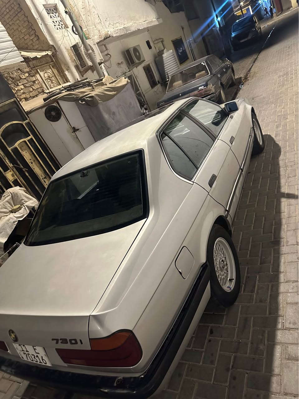BMW 730i 
موديل 1992 .مكينه 3500 بلاد .السياره جاهزه من كلشي كير ومكينه خير من الله . تبريد ثلج قطعتين. حداديه جديده خلفي وامامي . السياره مال جناي 
رقم بغداد السياره بأسمي 

توصل ..
***********
*********** البصرة, العراق
