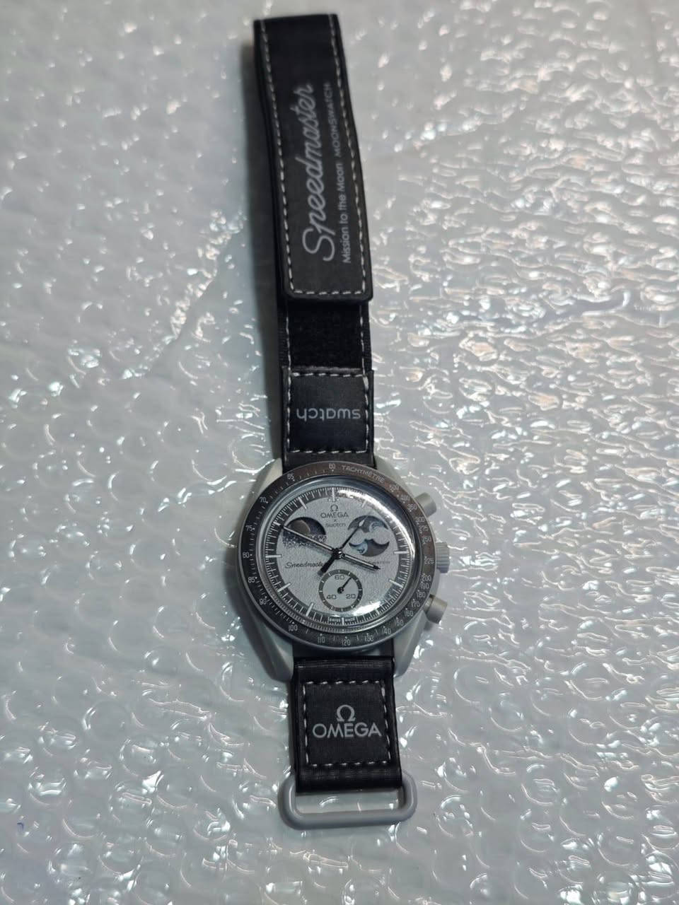 هذه الساعة هي Omega x Swatch Bioceramic MoonSwatch Mission to Earthphase (طراز SO33M7


**إذا كنت صاحب هذا الإعلان وتريد حذفه لأي سبب، رجاءا أرسل رسالة إلى الدعم الفني**