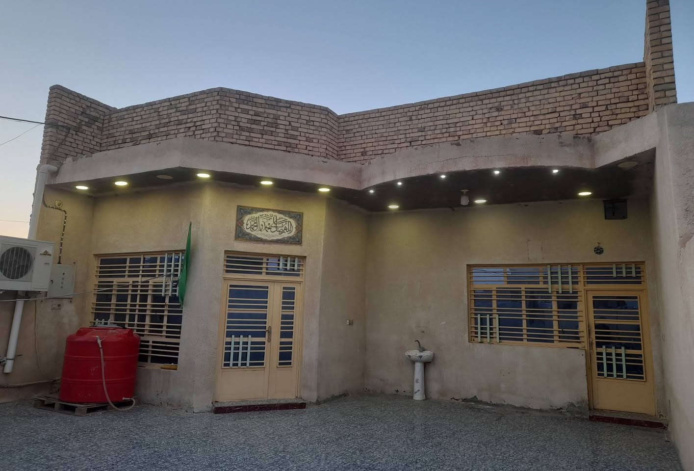 السلام عليكم الدار معروض للبيع طابق ونص يحتوي ع اربع غرف  المساحه 250 طابو زراعي سند 25 منطقه حي القصور قرب الجامعه الاستفسار ***********
