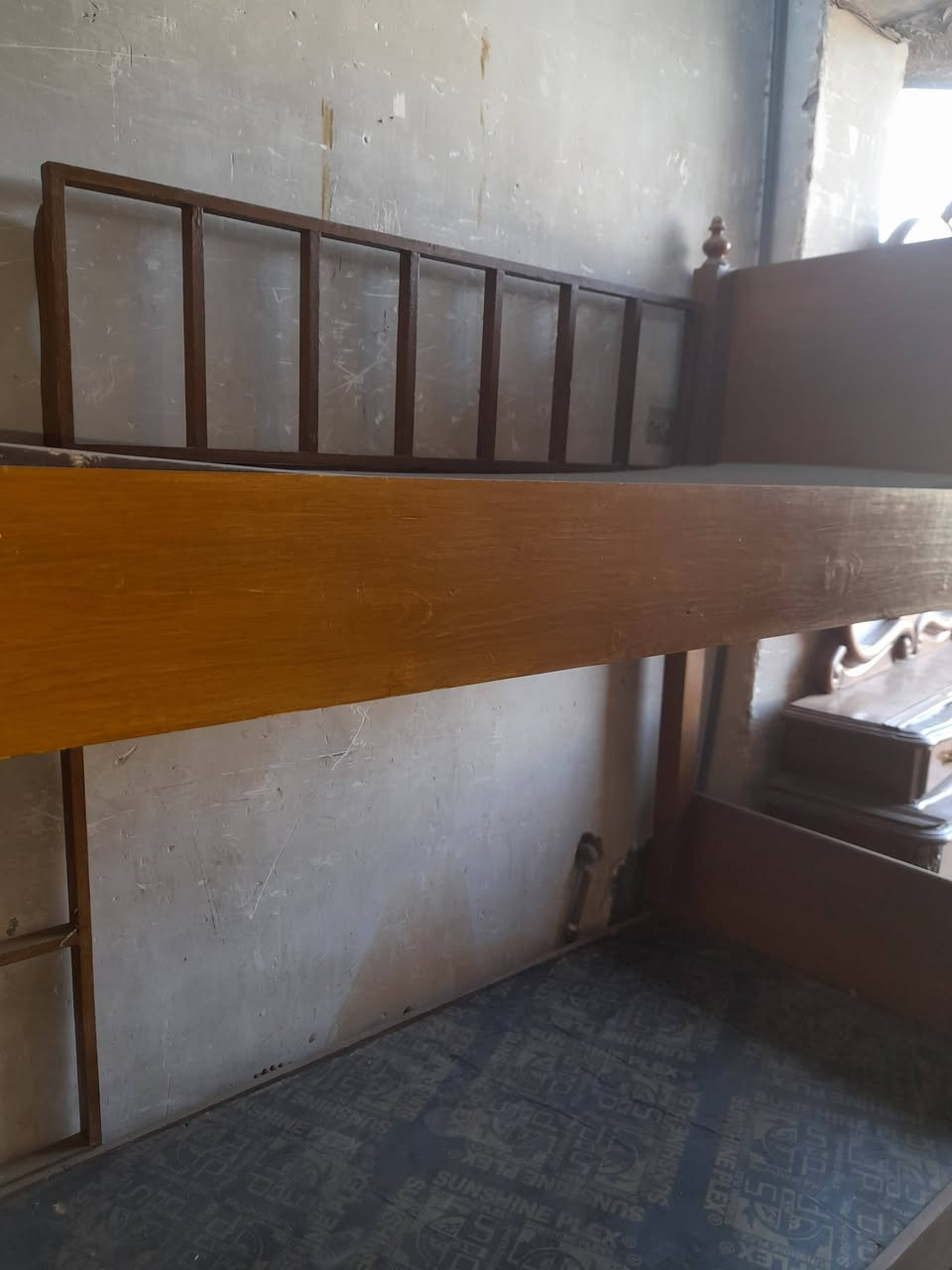 سرير طابقين صاج ثقيل  مستعمل  وطبلات عدد ٣  للإستفسار اتصل  ***********
