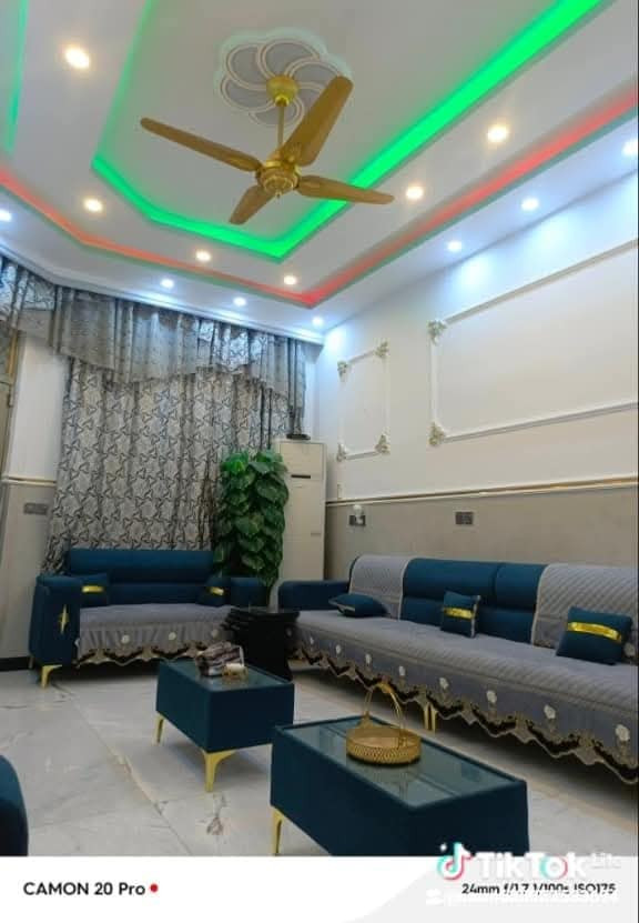 سلام عليكم بيت حديث للبيع مساحه 144متر ثلاث طوابق يحتوي على حوش واستقبال وصاله و7غرف نوم و4حمامات مشتركه ومنور ومطبخ حار وبارد ومنضومه انترنت ومنضومه كاميرات للبيع في مدينه لصدر قطاع 32فرع لعريض عرض لفرع 11متر مقابل مدرسه قرب حسينيه حجي صاحب الاستفسار (((((***********)))))
