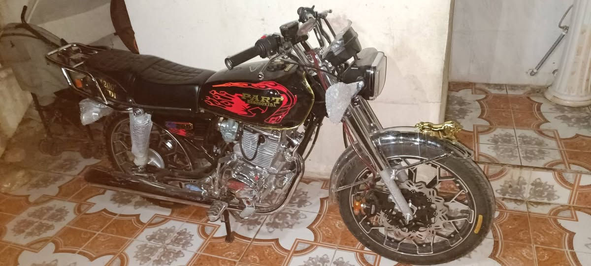 ماتور  part مکینه 250cc صفره 100کم رویشتوه رونی بیلادی نه گوراوه هیشتا. منفستی اصلی له گه له.هر 3 سویچی بیلادی له گه له.به زمان دفروشم نرخی 800 دولا ره 
*********** أربيل, العراق
