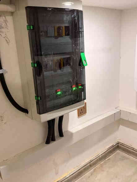 تم بحمد الله نصب منظومة طاقة شمسية جديدة
📍 الموقع: منطقة السيدية

🔆 سعة المنظومة:
• 20 أمبير نهاري ☀️
• 20 أمبير ليلي 🌃

بأفضل التقنيات وأعلى درجات الأمان والاعتمادية 🔧⚡
وتم وضع المنظومة داخل منور المنزل مع تغليف كامل من الأعلى لحمايتها — حسب طلب الزبون 🛡️🏠

---

📦 مكونات المنظومة:
🔸 إنفرتر Growatt بقدرة 6 كيلو واط – معروف بكفاءته العالية ⚡💼
🔸 بطاريتان Lvtopsun نوع LiFePO4 بسعة 15.36 kWh لكل بطارية 🔋🔥
🔸 ألواح Longi بقدرة 615 واط عدد 10 ألواح ☀️💪
🔸 تنصيب منظومة إيرث كاملة مع جميع الحمايات وبورد ATS لضمان ثبات وأمان العمل 🛠️🟩

---

🚀 جاهزين لتنفيذ مشاريعكم في جميع مناطق العراق
وبأفضل جودة وأسعار منافسة 💯🇮🇶

📞 للاستفسار أو الحجز
يرجى التواصل عبر الأرقام الموجودة في الصفحة 📲✨
***********  /   ***********@#
