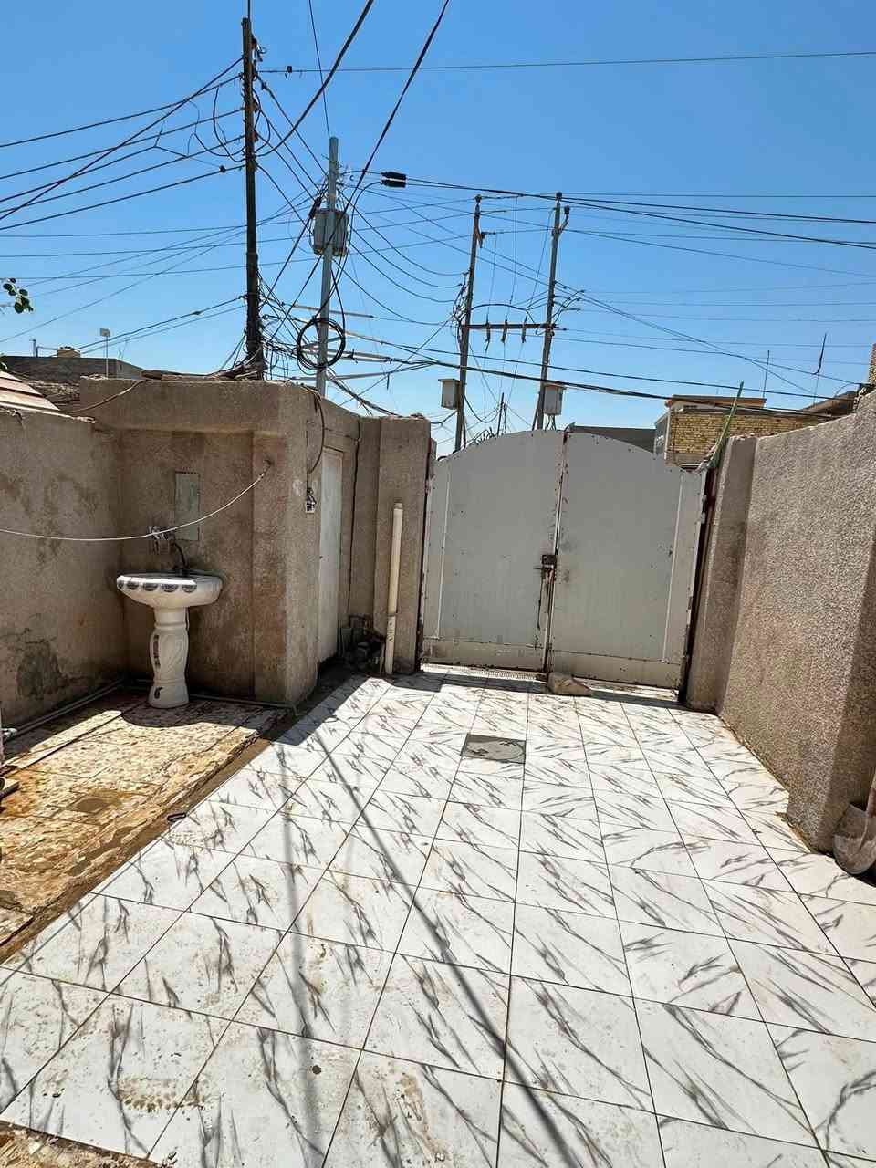 السلام عليكم
بيت للبيع طابو صرف مابي نقص مساحته 125 متر 
يحتوي على غرفتين نوم و استقبال و هول ومطبخ و حمام داخلي ويبعد عن الشارع العام مسافه قليله  .. العنوان حله حي العسكري شارع 80  
للأستفسار الأتصال على الرقم ***********
