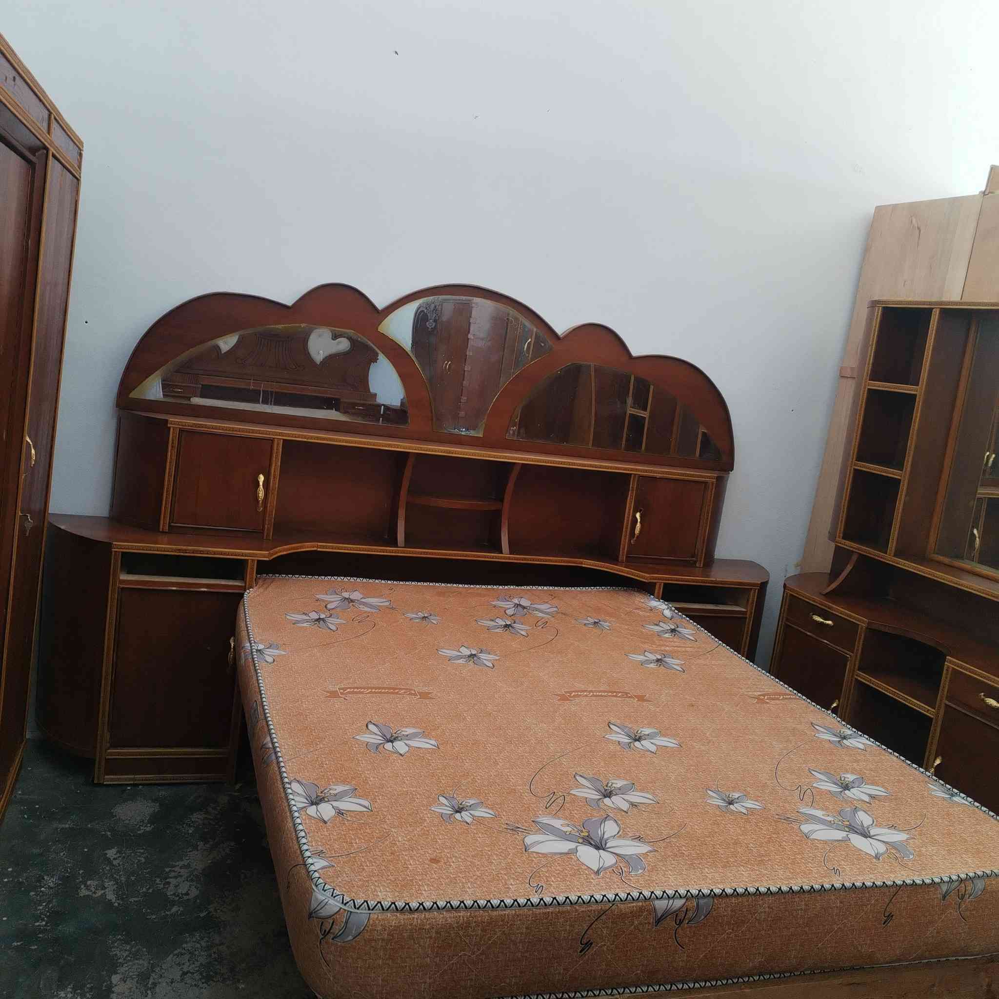 سلام عليكم عندي غرفه نوم مستعمله للبيع صاج عراقي *********** توجد خدمة توصيل
