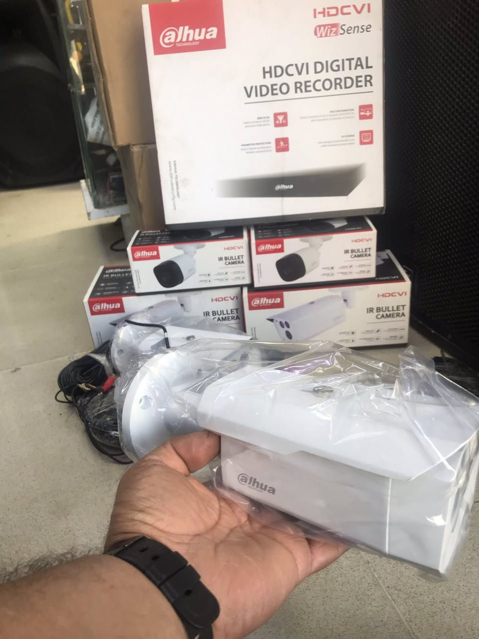 سيستم كاميرات مراقبه اصليه نوع داهوا بدقه 4 ميكا بيكسل كاميرات حديد اكبار 2 و  2. كاميرات صغيره منظومه جاهزه تعال وشد كيبل امتار 100 متر وياهن توصيل موجود***********
