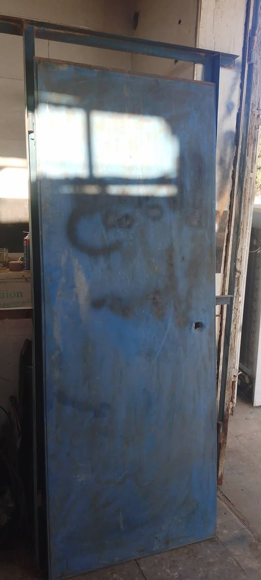 باب حديدمترين طول ولعرض 80مع جرجوبه سعر30امغربه بايسكلات ثنين سعرهم 15ثنينهم ***********
