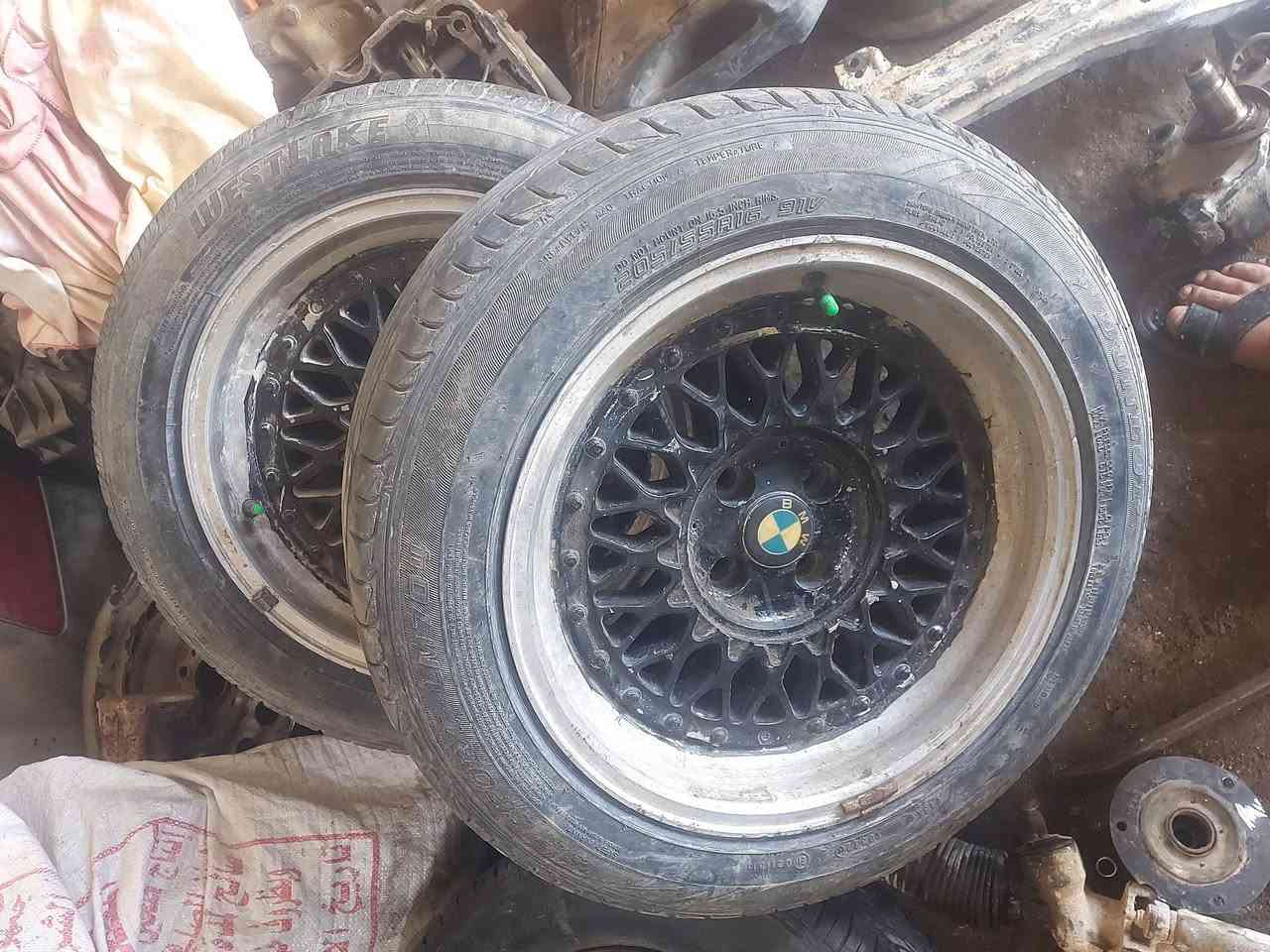 تخم ويل وتايرات لاتصليح ولاعواج ولالحيم شرط  جدد للبيع سعر ٣٥٠ ***********
