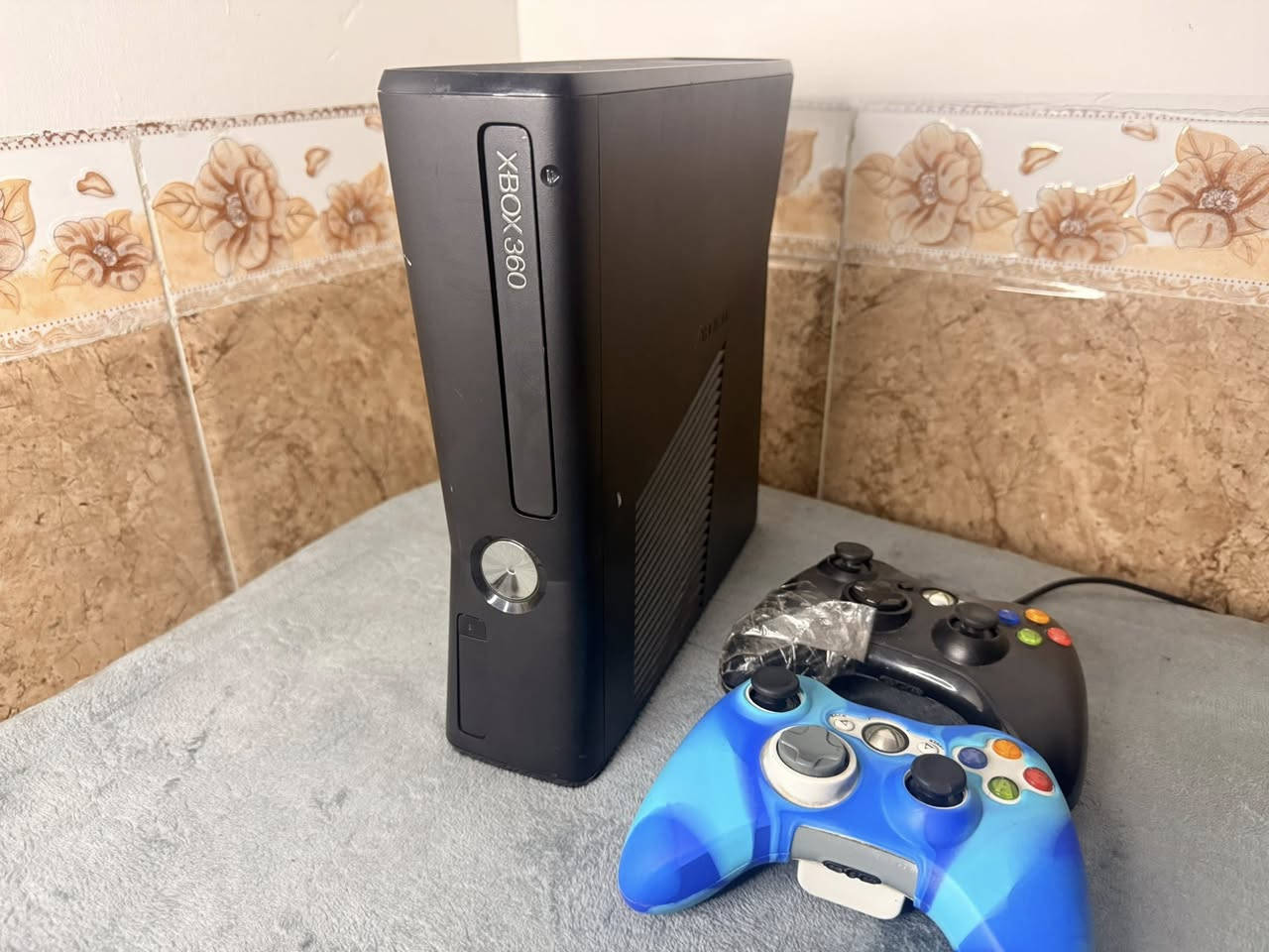 السلام عليكم عررض خاص لمدة اسبوع فقط ✨✨
✅✅اكس بوكس 360 سلم لمس باله اوربي نضافه 100‎%‎.
✅✅دبل جوستك ومجموعه العاب قويه مع ملحقاته الاصليه.
✍️السعر فقط 110 الف والتوصيل متوفر لكافه المحافظات فقط 3 الف دينار السعر غير قابل التفاوض.
🫵العرض فقط اسبوع واحد من تاريخ النشر 
📞مكاني كركوك شارع الحسابات والضمان موجود اسبوع فحص وين ميعجبك للتواصل عبر الرقم *********** وبخدمتكم اني.
