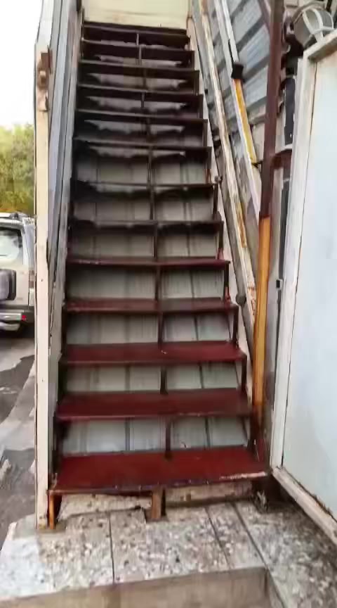 مشتمل للايجار معزول طابق اول
المكان حي القاهرة اولى
يحتوي ع هول وغرفة ومطبخ وخدمات 
بسعر مناسب جدا 
☎️***********
