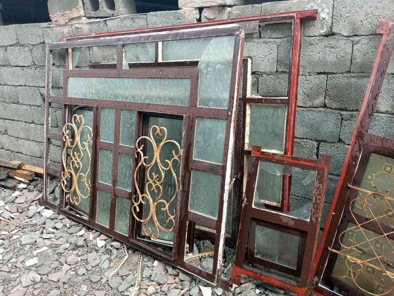 شبابيك للبيع مترونص×مترين عدد2.   وشباك متر ونص ارتفاع العرض ماعرف وياهن شباك حمام  مكاني زملة حمدي ***********////***********
