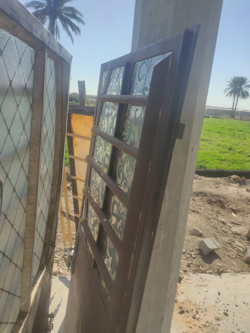 السلام  عليكم بيبان العدد 4 وشباك بدون جراجيب مثل ما واضح  بصوره حديد ثقيل  علئ 75 الواحد وبيه مجال      ***********  اثير بيه وتساب ***********
