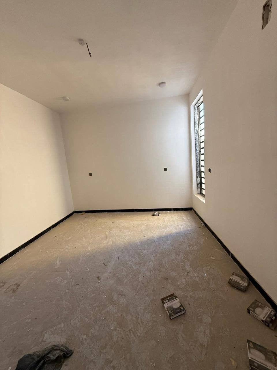 السلام عليكم بيت للبيع مساحة ١٧٥ متر في شارع ٨٠ مجاور عماره عراق البدر خلف التجاري مباشر بناء جديد غرف نوم عدد ٥ مجمع صحي عدد ٢ حديقه داخلية مطبخ حار وبارد بناء درجة اولى تسليم مفتاح للاستفسار الاتصال بالرقم ***********
