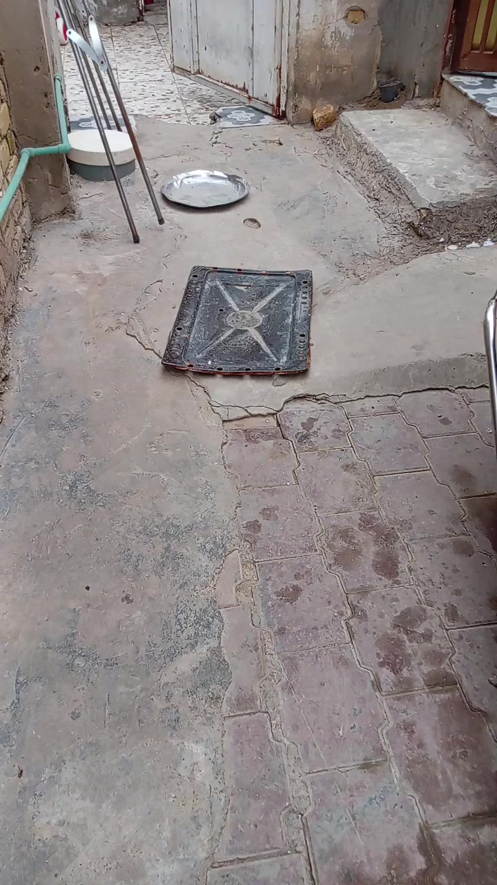 بيت للبيع مساحته 120متر  بالعزه القديمه خلف المستوصف طابق واحد
غرفتين نوم واصاله واستقبال ومطبخ وحمام
وصحيات داخل دربونه
الاستفسار الاتصال
***********
