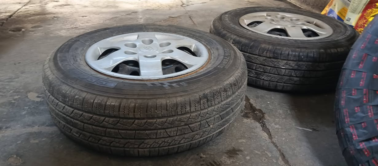 سلام عليكم عندي تخم تاير هو والكبات 15مال بريجو للبيع التايرات 2نص عمرو2قبل سبوع شادهن تايرات خط ابيض اربعتهن المكان بغداد الدوره السعر450 الاتصال على رقم ***********
