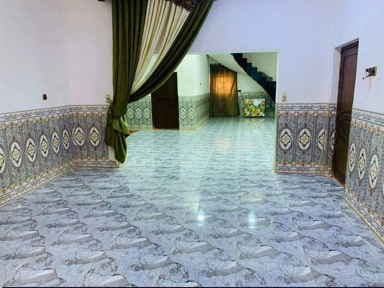 من رخصة الأدمن المحترم يوجد بيت للبيع مساحة البيت الكليه 1250 مساحة البناء 400 متر والباقي حديقه كبيره مكان البيت في منطقة الشراع قرب مدرسة اليمن على شارعين الشارع الأمامي 8 متر والشارع الخلفي 15 متر البيت طابو زراعي سند بناء البيت حجر وبي طابق ثاني بلوك مسكوف سندويش مشتمل غرفتين وصاله وصحيات ومسكون كامل سيراميك البيت متكون الطابق الأرضي من 3 غرف 5 في 4 وهول 6 في 4 أستقبال 8 في 4 ونص صاله 9 في 6 كلدور 3 في 3 مطبخ 6 في 4 ومخزن غراض صحيات داخليه وخارجيه وحديقه كراج سيارات وطرمه كبيره وجميع الخدمات متوفره السعر 130 مليون وقابل للتفاوض تاريخ البناء 2018 أي أستفسار 
*********** أبو عبدالله 
*********** أبو عبدالله 
الرقم الأثير بي واتساب
