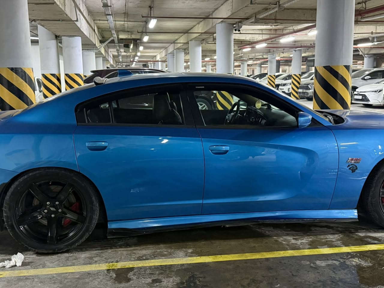 جارجر ٢٠١٥ سكات باك
رقم بغداد حلو
ماشية ٨٠ الف ميل
على ايدي ٥ سنوات
مواصفات خاصة ( كشنات وتنته كنتارا ) فوول مواصفات ( فتحة ، رادارات جانبية وامامية ، حساسات ، ويل نجمه طسة كبيرة ) مميزة 
بيها زينون بلادي ومعدل عليه ٣٥٠$
عليها اضافات مثل اويل كاتش كان + شوتة ستيج ٢ + فيول بم ١٢ بار + مكينة معدل عليها بحيث تدير نفط موبانزين عادي مضمونة
برمجة ايكل سيفتي ورفع الحجر
لون بحري مميز
حادثها جاملغ السايق وبالعراق باب صندوك فقط وبيها ملاحظات بالكشر ( بكل جهة وزاوية ) ونواعم ما متفرغ الهن
السيارة جاهزة ومكفولة ( كير محرك تبريد صدر ) ماعدا الكشر مالتها والنواعم كلمن وقناعته ( وهذا عيبها )
مكانها بغداد
سعرها ١٩ وبيها مجال للشراي

للتواصل جاد فقط
 ***********
