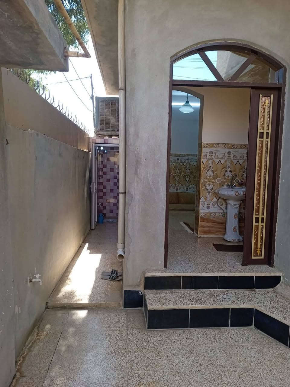 دار للبيع … ملك صرف باسمي
المساحة ١٠٠ متر مربع ١٠*١٠ ركن 
هول استقبال غرفة نوم منور صحيات داخل خارج 
بيتونة واسعة على كبر الهول درايج صحن 
البيت بناء حديث مقابل حديقة خدمات كاملة 
الجانب الايمن منطقة الهرمات الخامسة بالبداية 
راس الفرع الشارع العام تلعفر سنجار 
للاستفسار اكثر راسلني


**إذا كنت صاحب هذا الإعلان وتريد حذفه لأي سبب، رجاءا أرسل رسالة إلى الدعم الفني**