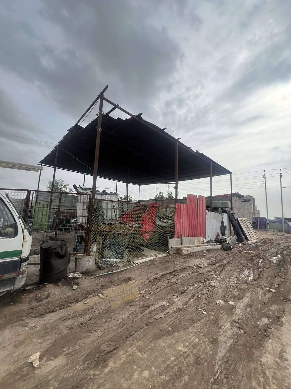 للبيع بيت مع محلات العدد 5مع بيت  مساحه ارض كبير البيت عدد الغرف 3مشتملات مكان البيت مع المحلات البصره قضاء الدير قرب المحكه مقابل جسر مشات جديد التصال والسستفسار عل رقم الهاتف *********** سعر خاص مكلف بنشر
