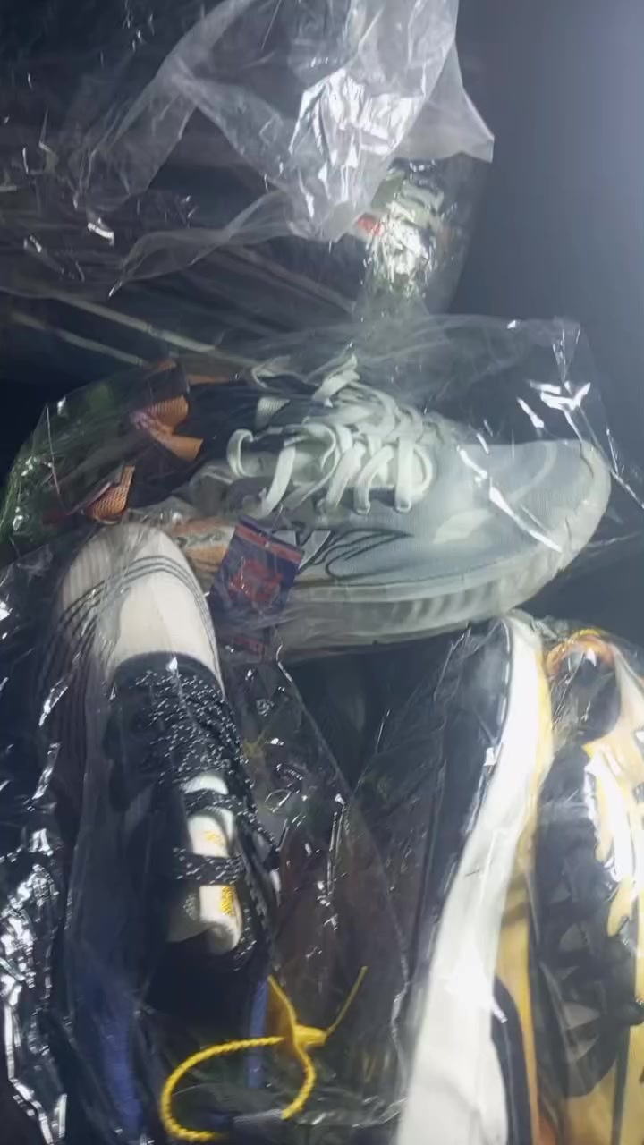 أبيع المفر بسعر الجمله نسائي رجالي شبابي اطفال احذيه ملابس بغداد الحسينيه الراشدية السوق الكبير الجزره الوسطيه مقابل اثاث بيت العسل بسيطه على رصيف ***********
