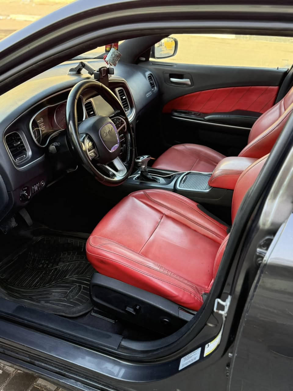 سلام عليكم جارجر 2017 
مكينه 3600  حادث من امريكا بنيد وجاملغ معدلات بارد شوف العين وبيها بارد بلحاف مال جاملغ الخلفي فقط بقيه السياره كفاله كير ومكينه خير من الله سياره نص فول حلوه وجاهزه 
سياره استعمال شخصي ما مشتغله خط ابد السياره ابسمي سنويه 
لل 2031 ولهزه نفس الشي رقمها اربيل 
سعر السياره 195 وبيها مجال قليل حك جيه الرقم
(***********) ابو عباس
