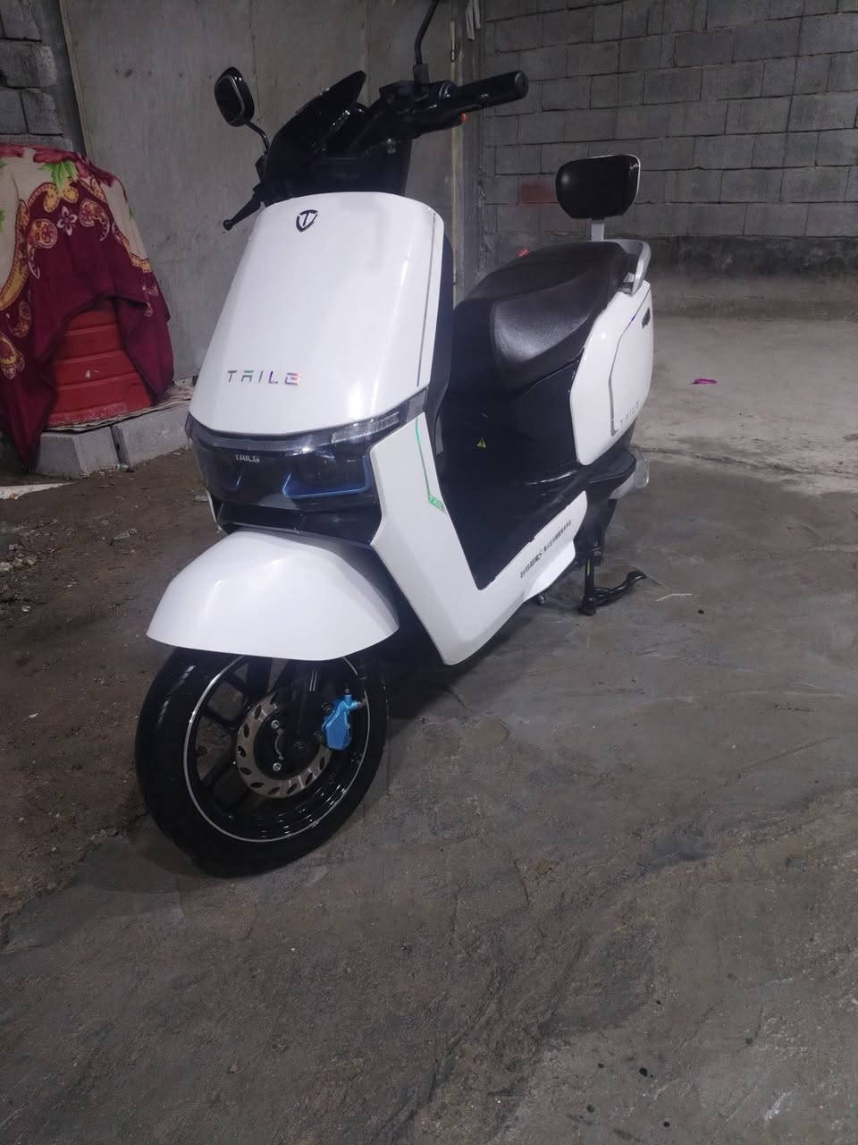 تيسلا للبيع قبل شهرين شتريته
سعر مليون وخمسين ألف  بيه مجال حك جيه دراجه نضيفه تمشيك 50 كيلو وأكثر عنوان بصره كرمت علي شارع لطيف 
فقط وتساب***********
